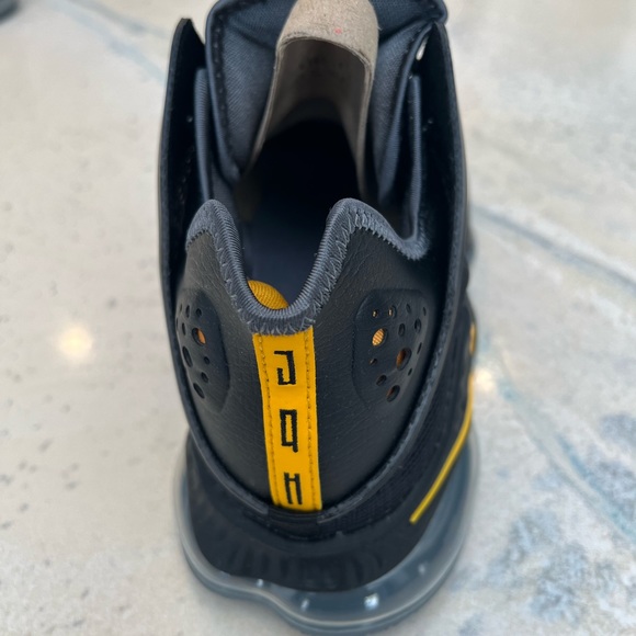 LEBRON XIX LOW Black/Universe Gold - Picture 8 of 8